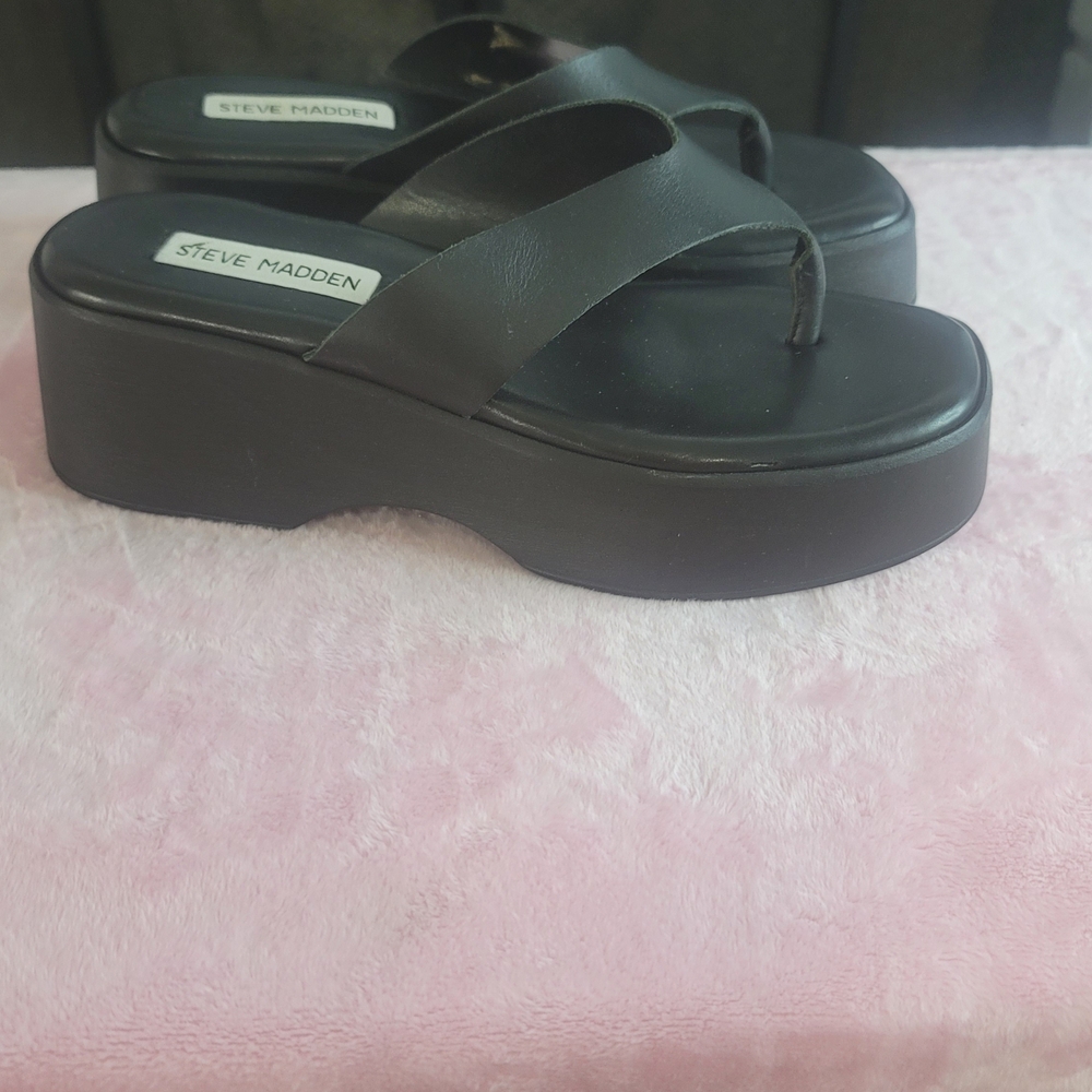 Steve Madden Black Platform Flip Flop Sandals - Picture 3 of 8